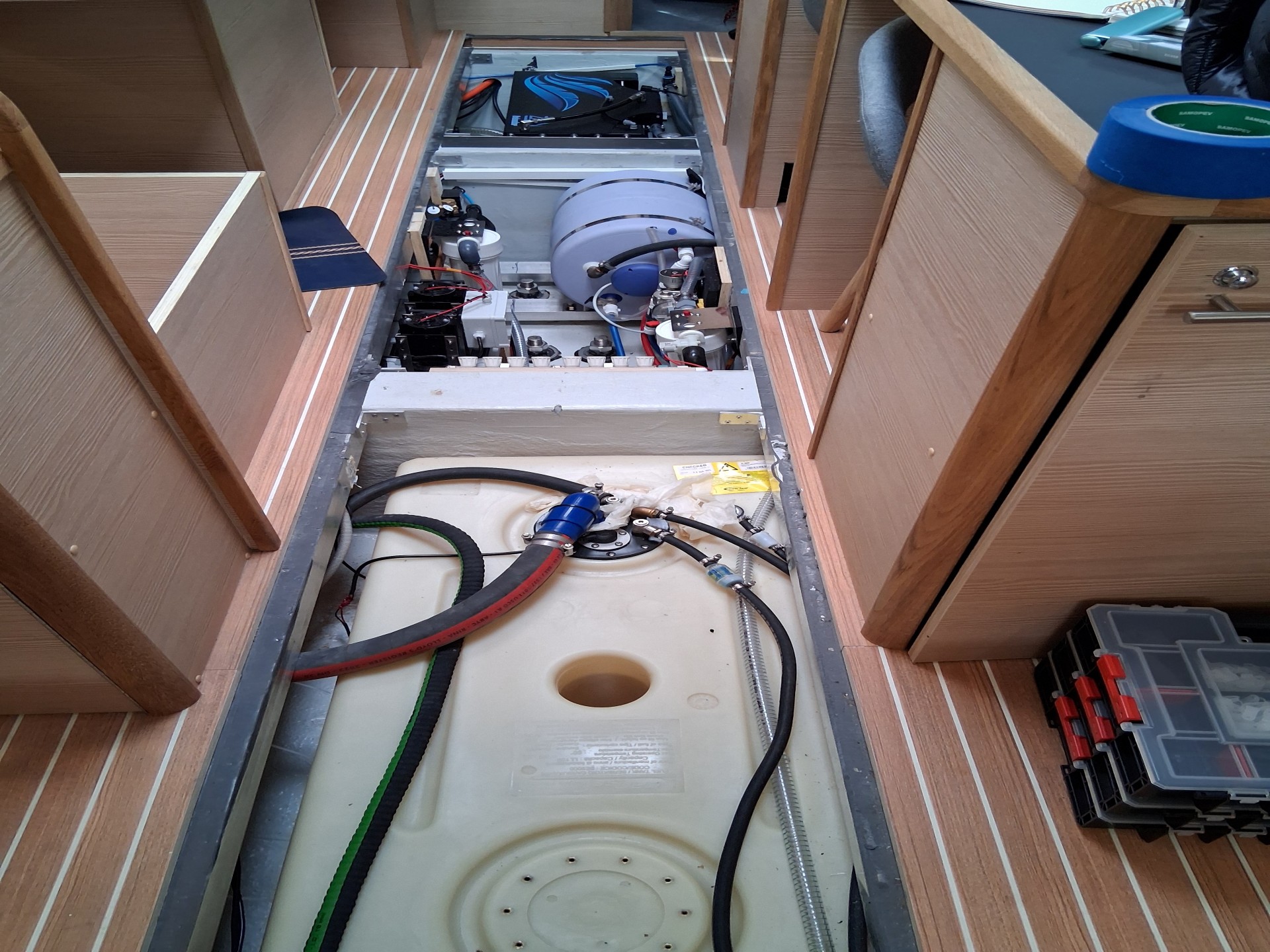 Overzicht van de bilge met doorvoeren en bekabeling tijdens de installatie