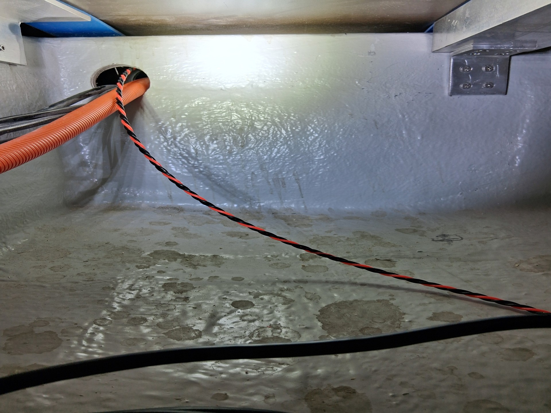 Kabel wordt waterdicht door de romp gevoerd