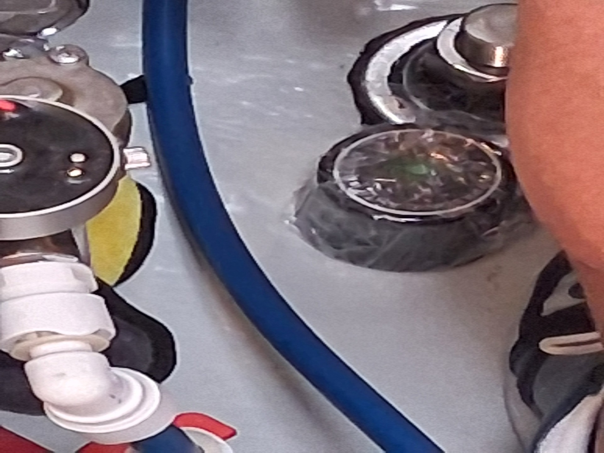 Close-up van een transducer die tegen de binnenzijde van de romp wordt gelijmd
