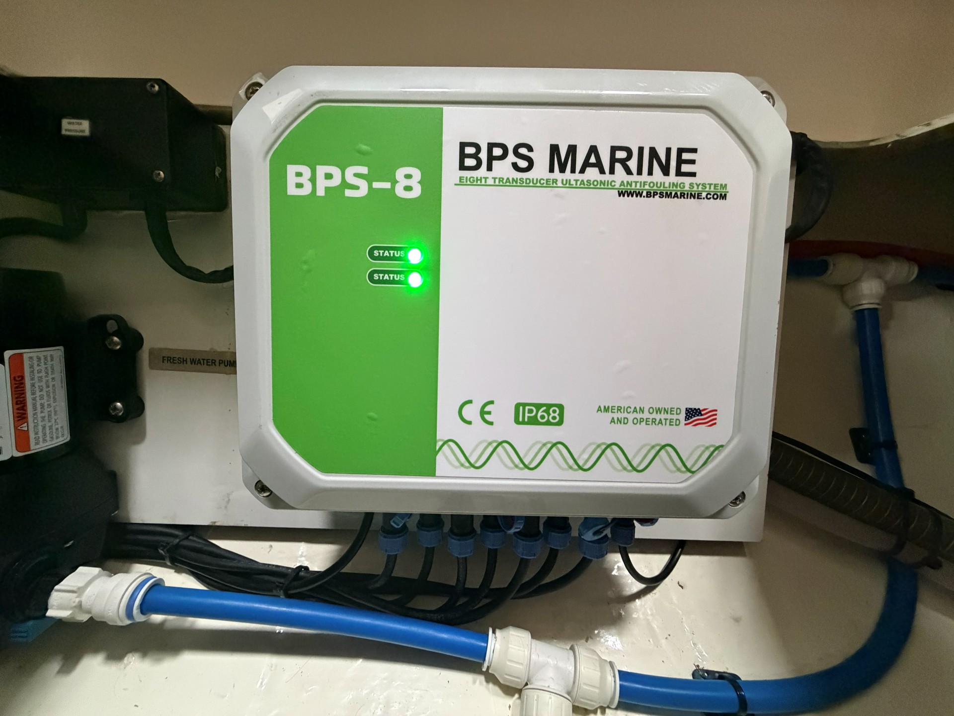 Geïnstalleerde BPS-8 besturingseenheid met brandende groene status-LED's